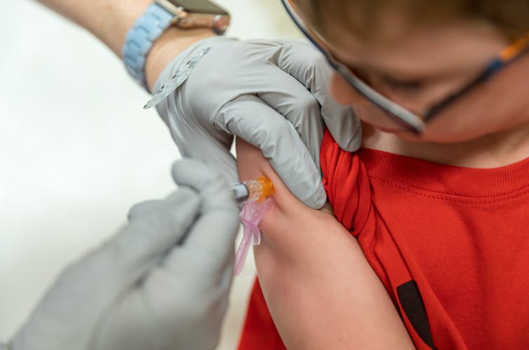 Vacunarse contra el virus del papiloma humano también es cosa de niños