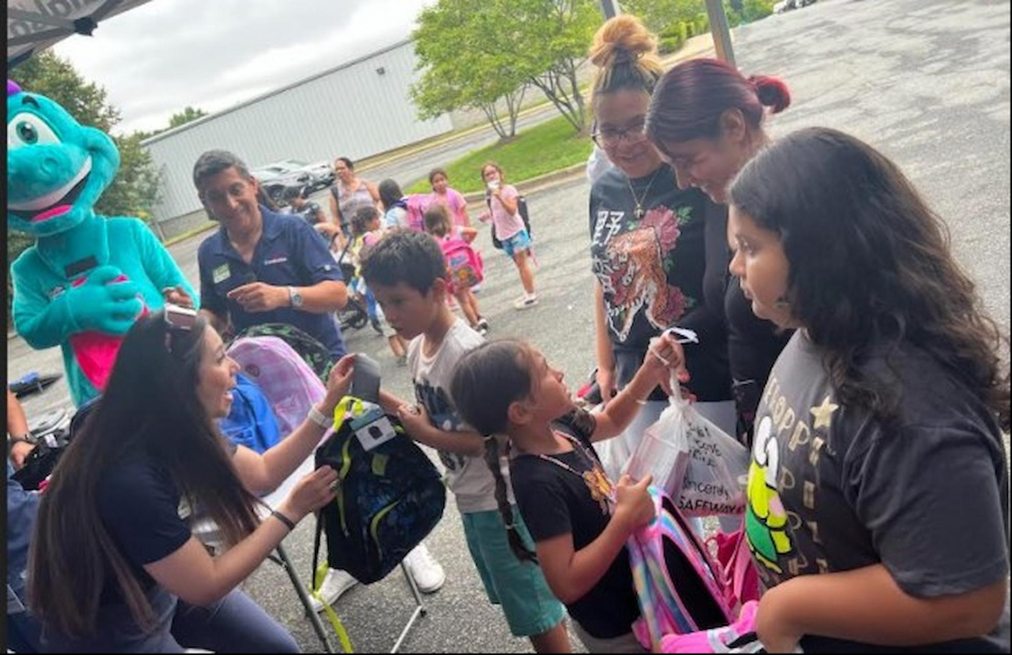 Donación de útiles escolares a niños venezolanos refugiados en Estados Unidos