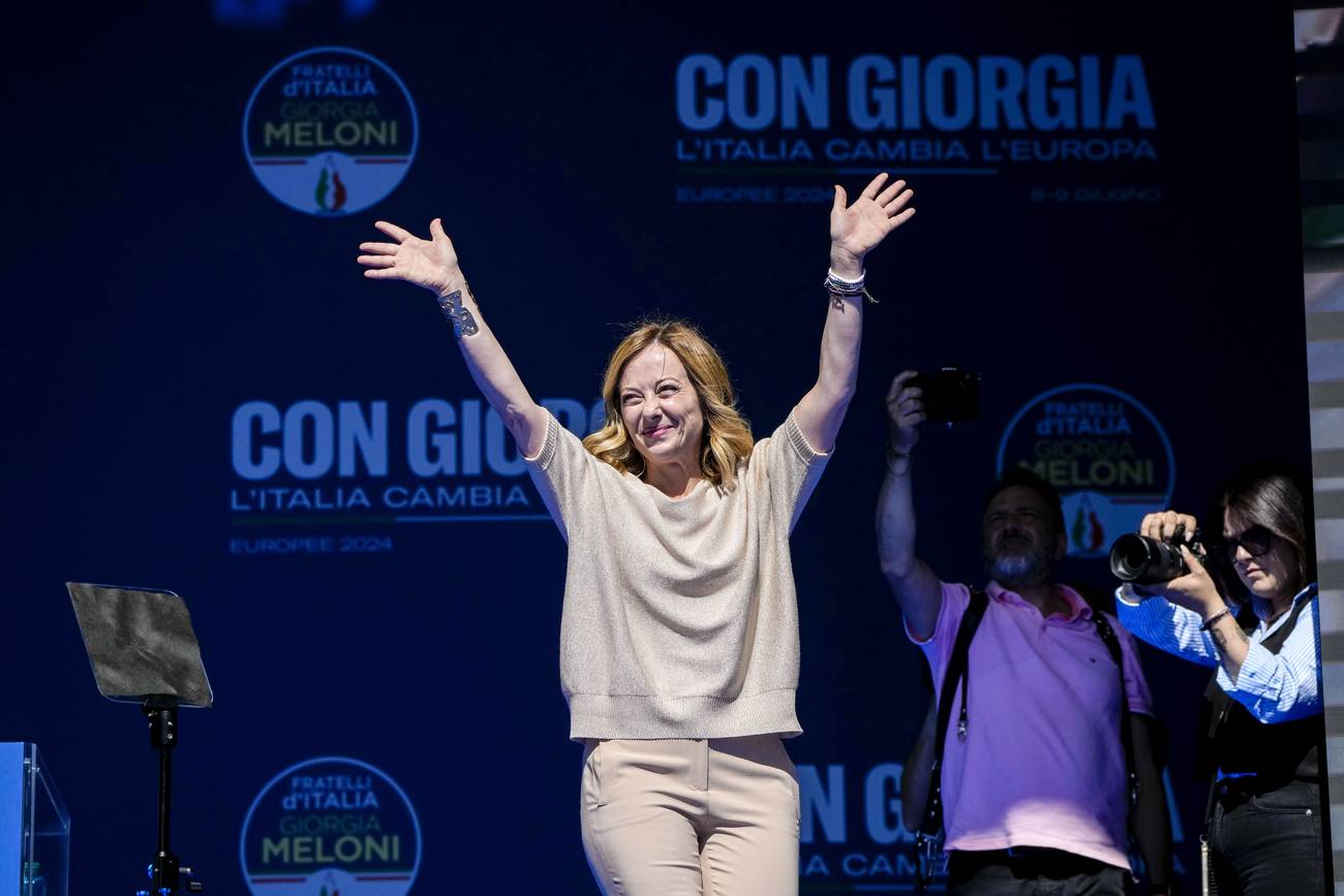 Meloni avanza con cara amable y paso firme