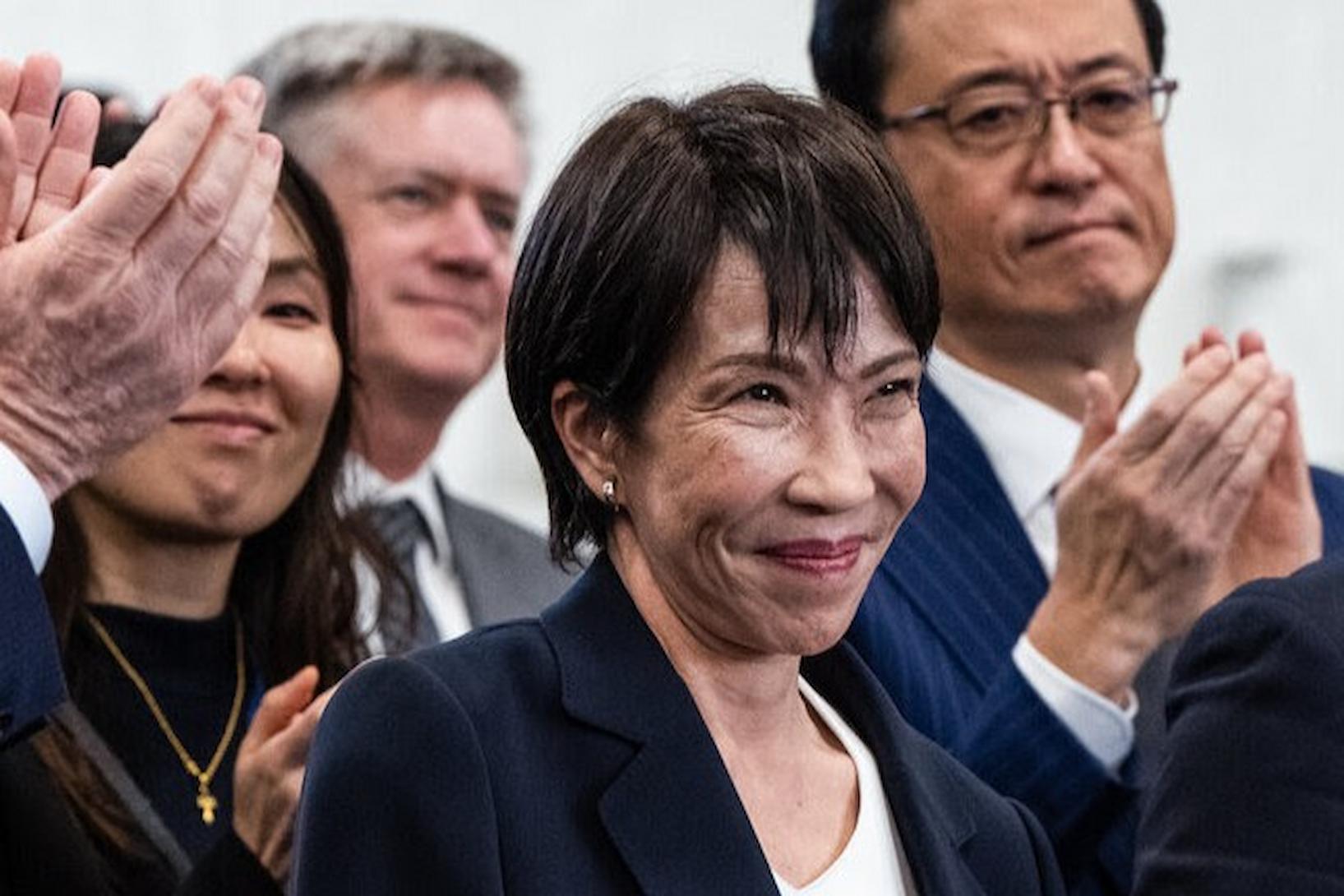 Mujeres en el poder, y a la derecha