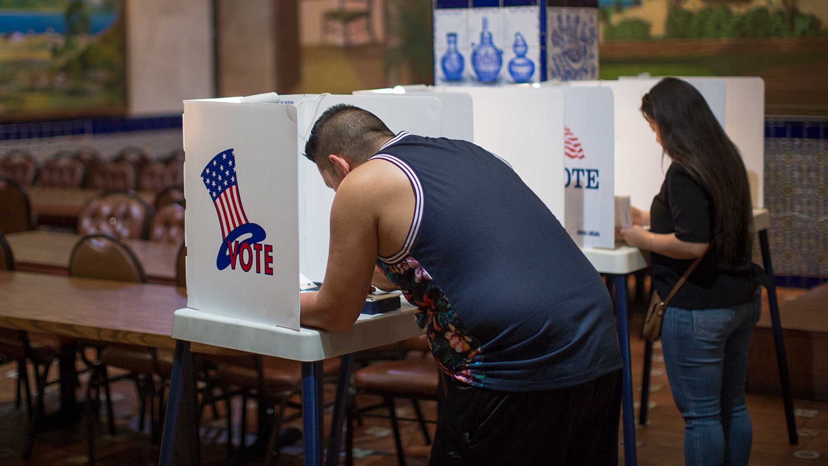 Más hispanos se identifican como blancos y se asimilan a la cultura mayoritaria