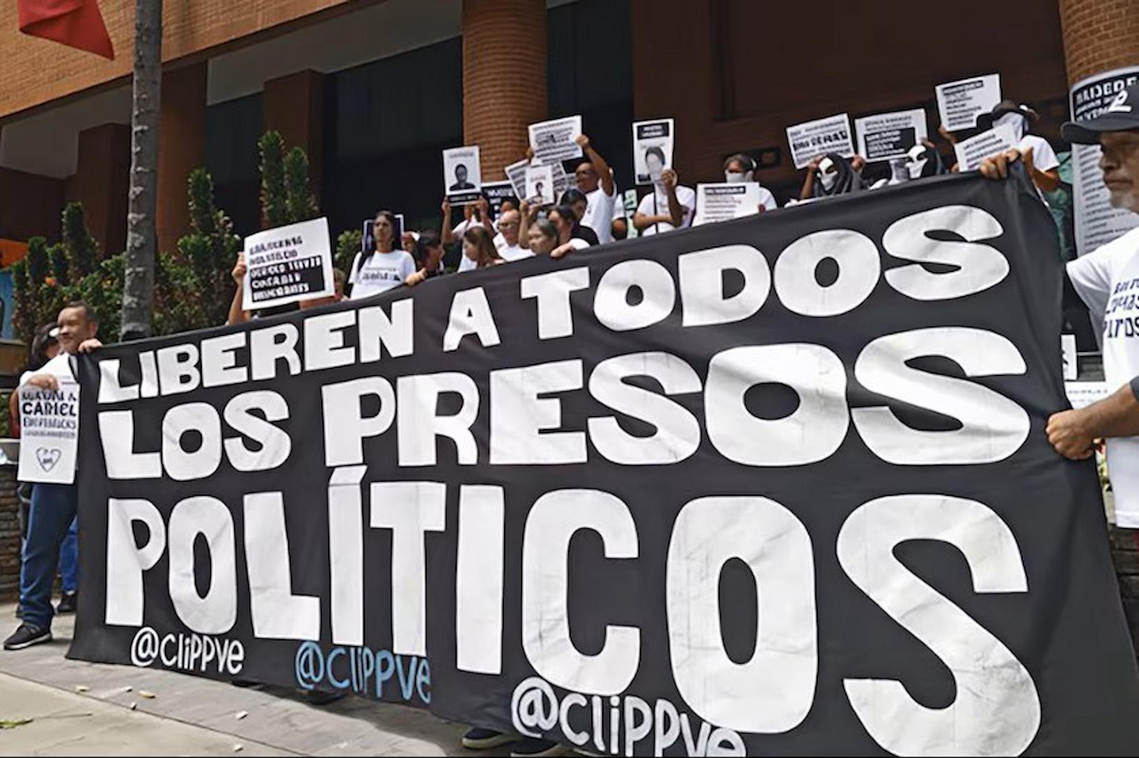 Carta abierta a John Barrett: Exigimos su acción en desarme de colectivos, fin de la censura y libertad de los presos políticos