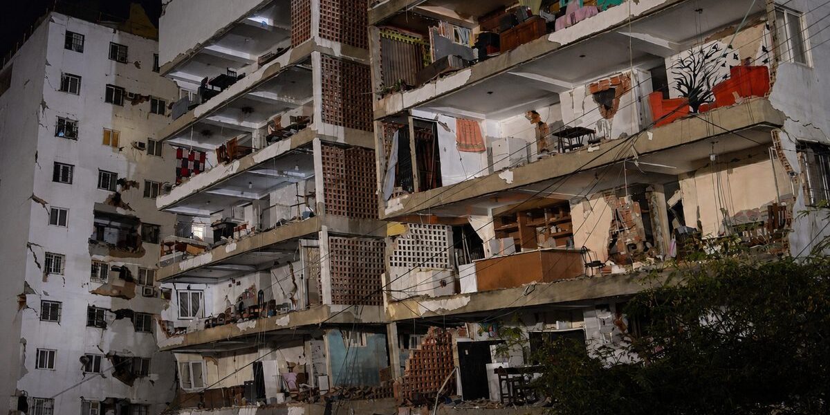 Imagen editorial de un edificio residencial severamente dañado durante una emergencia sísmica urbana, utilizada para ilustrar la crisis humanitaria causada por los terremotos en Venezuela.