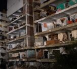Imagen editorial de un edificio residencial severamente dañado durante una emergencia sísmica urbana, utilizada para ilustrar la crisis humanitaria causada por los terremotos en Venezuela.