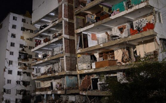 Imagen editorial de un edificio residencial severamente dañado durante una emergencia sísmica urbana, utilizada para ilustrar la crisis humanitaria causada por los terremotos en Venezuela.