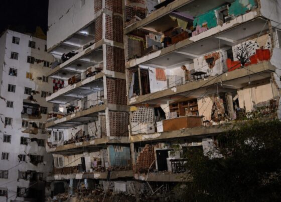 Imagen editorial de un edificio residencial severamente dañado durante una emergencia sísmica urbana, utilizada para ilustrar la crisis humanitaria causada por los terremotos en Venezuela.