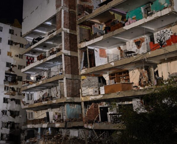 Imagen editorial de un edificio residencial severamente dañado durante una emergencia sísmica urbana, utilizada para ilustrar la crisis humanitaria causada por los terremotos en Venezuela.