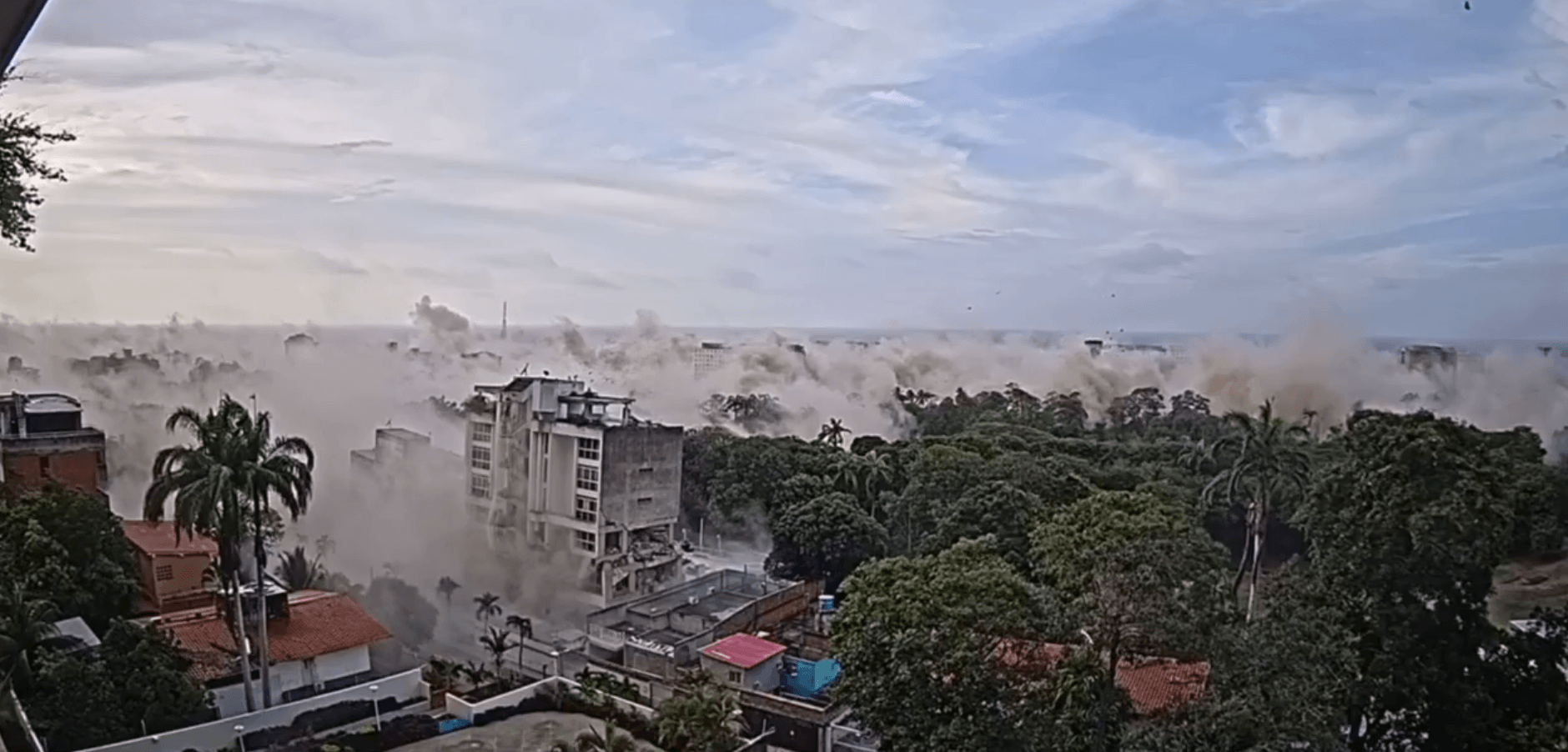 Una cámara de seguridad capturó la decomunal fuerza liberada por los terremotos en La Guaira al tumbar cientos de edificios en el acto